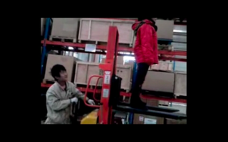 Alessandro Rolandi 李山, Action: lifting an artist wth a forklift