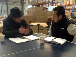 Wu Yuren 吴玉仁, Artist Wu Yuren discussing with production manager Deng Zhixue 